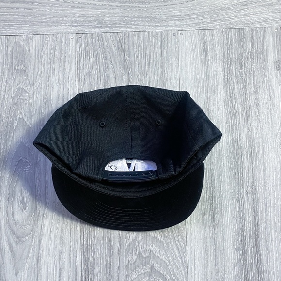 Los Angeles Un Verano Sin Ti Upside Down Black Snapback - Picture 2 of 2